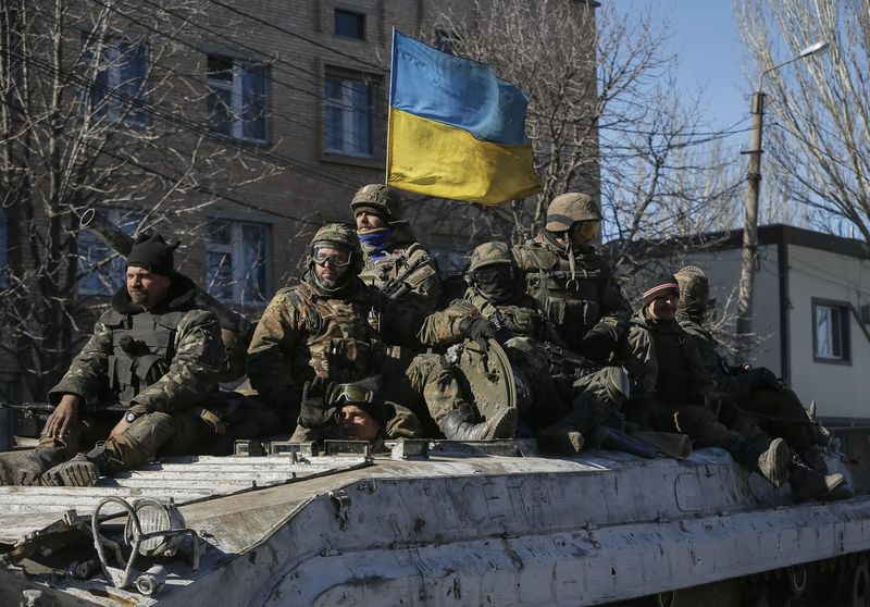 © Reuters. Membros das Forças Armadas ucranianas em cima de um blindado de transporte, em Artemivsk