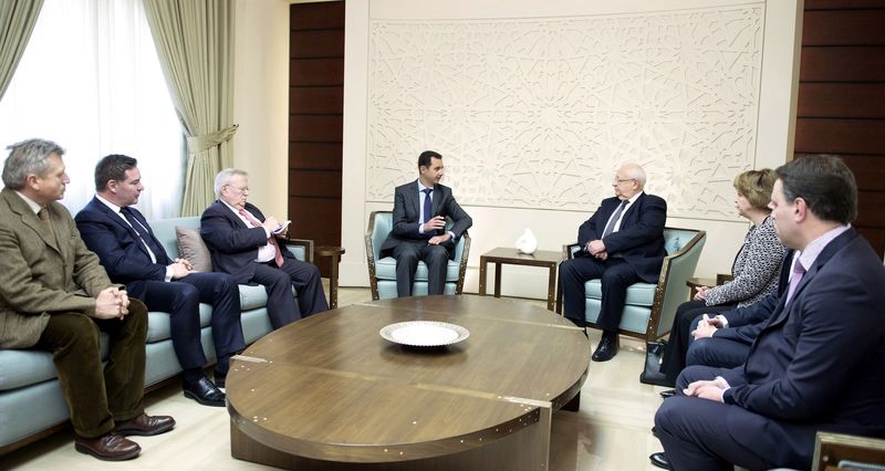 © Reuters. O presidente sírio, Bashar al-Assad, se reúne com delegação francesa, em Damasco