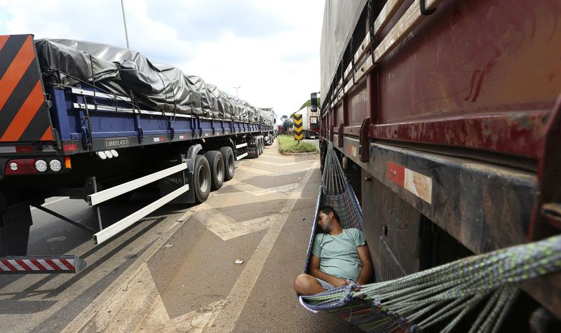 © Reuters. Caminhoneiro dorme numa rede durante protesto na BR-381, em Betim