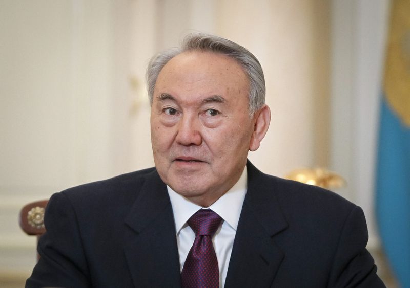 © Reuters. Kazakhstan's President Nursultan Nazarbayev attends a meeting in Almaty
