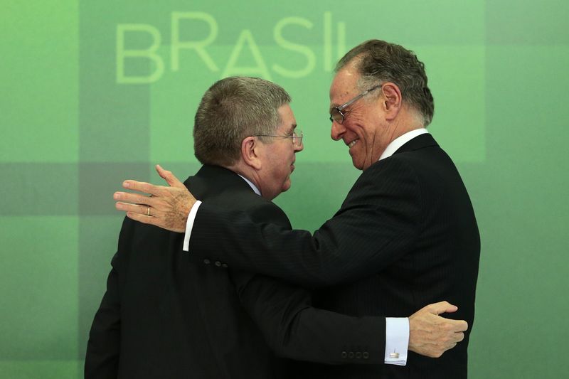 © Reuters. IOC President Bach greets President of Brazilian Olympic Committee and head of Rio 2016 Olympic Games Carlos Nuzman after  news conference at the Planalto Palace in Brasilia