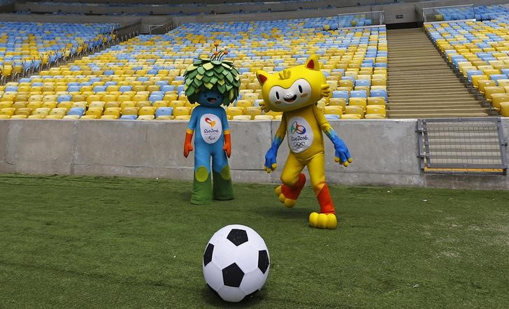 © Reuters. The unnamed mascots of the Rio 2016 Olympic and Paralympic Games are pictured during a visit at the Maracana Stadium in Rio de Janeiro