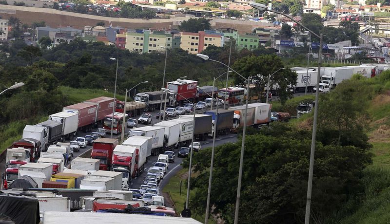 © Reuters. Caminhoneiros protestam na BR-381 em Betim, Minas Gerais