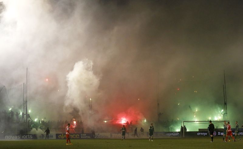 © Reuters. Fumaça de sinalizadores tomam os céus durante partida do Campeonato Grego entre Panathinaikos e Olumpiakos, em Atenas