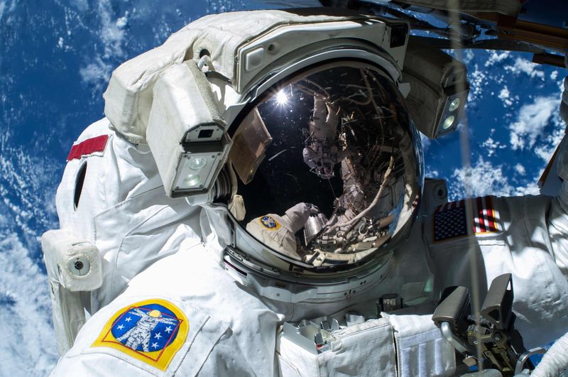 © Reuters. Astronauta da Nasa Barry "Butch" Wilmore, em caminhada no espaço do lado de fora da Estação Espacial Internacional
