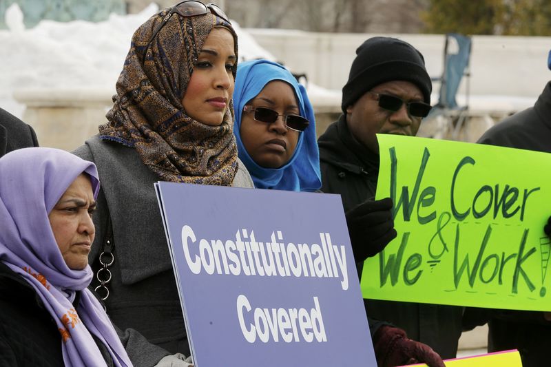 © Reuters. قضاة أمريكيون يظهرون تأييدا لمسلمة حرمت من وظيفة بسبب حجابها