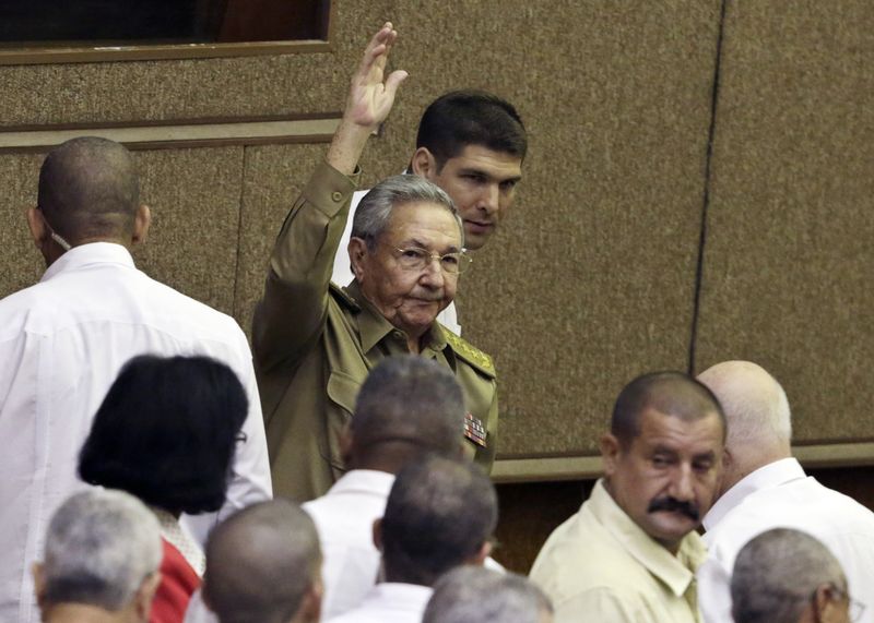 © Reuters. Cuba's president Raul Castro waves to the crowd during a ceremony in Havana