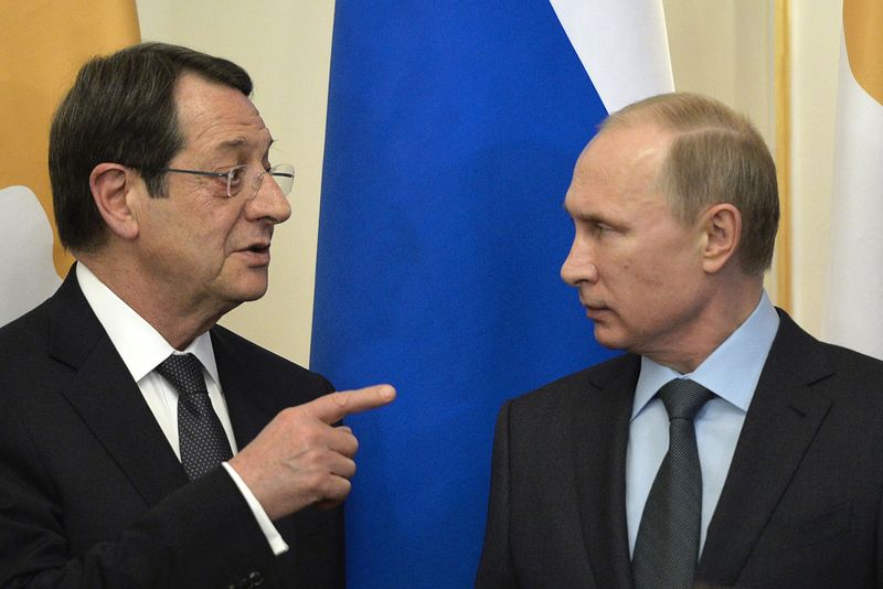 © Reuters. Cyprus President Nicos Anastasiades speaks to Russian President Vladimir Putin during their meeting at the Novo-Ogaryovo state residence outside Moscow