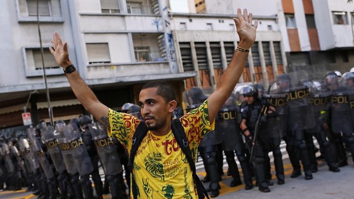 © Reuters. Manifestante levanta os braços durante protesto em São Paulo