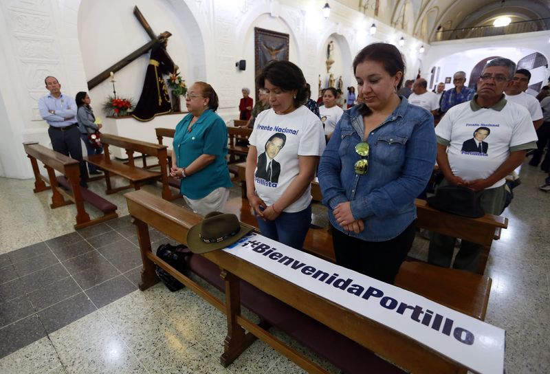 © Reuters. Supporters of former Guatemalan President Alfonso Portillo pray during a mass in the San Agustin church in Guatemala City