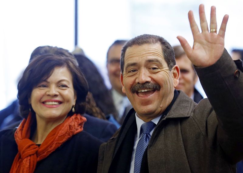 © Reuters. Chicago Mayoral candidate Jesus "Chuy" Garcia and his wife Evelyn arrive at a restaurant for lunch, on election day in Chicago