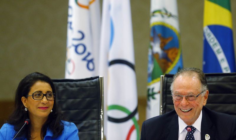 © Reuters. Moutawakel, dirigente do COI, e Nuzman, do comitê organizador Rio 2016