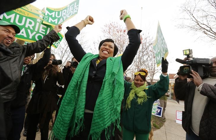 © Reuters. Washington D.C. city council member and Democratic mayoral candidate Bowser rallies supporters before voting in Washington