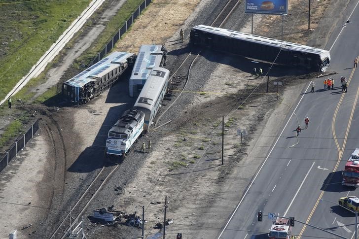 © Reuters. An aerial view shows the scene of a double-decker Metrolink train derailment in Oxnard, California
