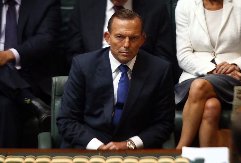 © Reuters. Australian PM Abbott listens to a question in the Australian Parliament in Canberra