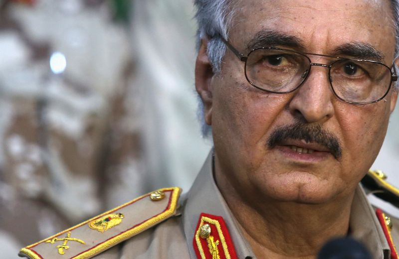 © Reuters. General Khalifa Haftar concede entrevista coletiva em Abyar