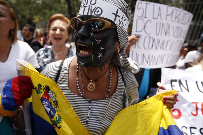 © Reuters. Manifestantes se reúnem em protesto contra adolescente morto na Venezuela