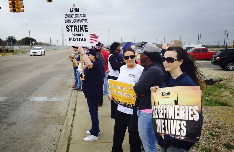 © Reuters. Workers and their supporters picket outside the Motiva Enterprises crude oil refinery in Port Arthur Texas