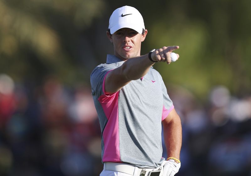 © Reuters. Rory McIlroy of Northern Ireland points on the 18th hole during the Dubai Desert Classic