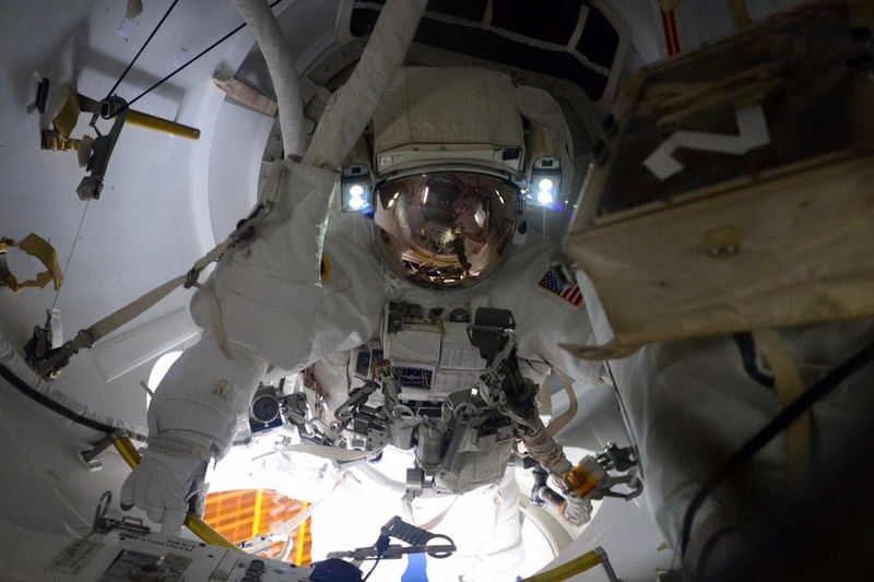 © Reuters. Astronauta da Nasa Terry Virts durante tarefa na Estação Espacial Internacional