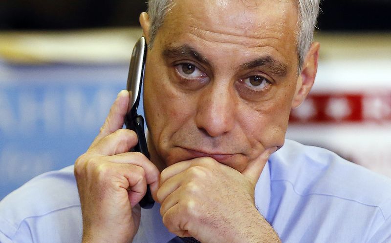 © Reuters. Chicago Mayor Rahm Emanuel calls potential voters at a phone bank on election day in Chicago