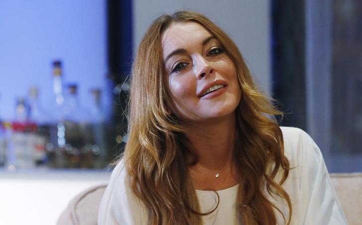 © Reuters. Atriz Lindsay Lohan em cena de teatro em Londres 