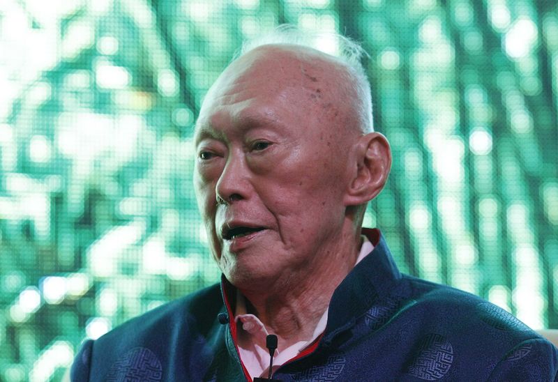 © Reuters. File photo of Singapore's former Prime Minister Lee Kuan Yew at a forum in Singapore