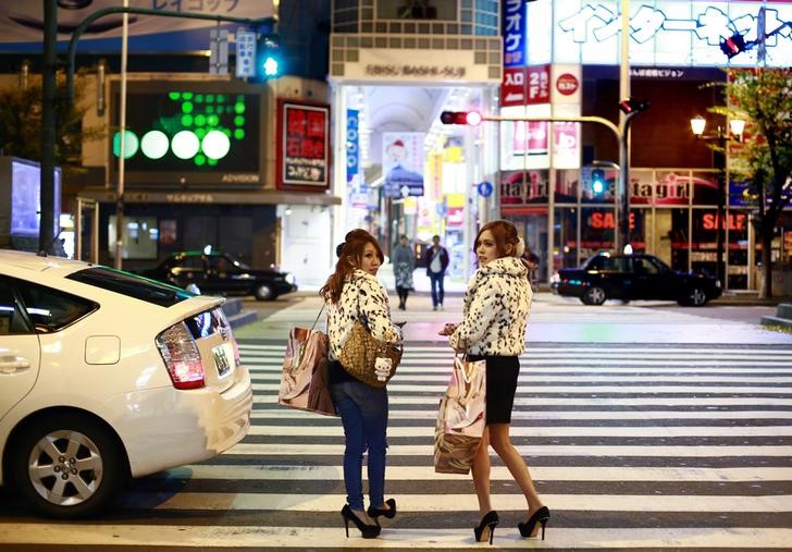 © Reuters. Women carry shopping bags in Dotonbori amusement district of Osaka