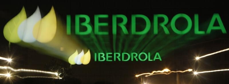 © Reuters. The logo of Spanish power company Iberdrola is seen at night on the wall of one of its buildings in Madrid