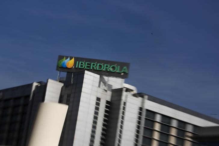 © Reuters. The logo of Spanish power company Iberdrola is seen on top of Iberdrola's main office building in Madrid