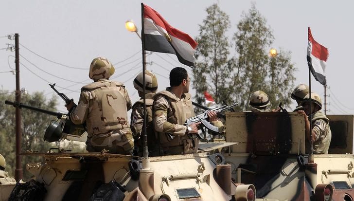 © Reuters. مصادر: الجيش المصري يقتل عشرات يشتبه انهم متشددون في شمال سيناء