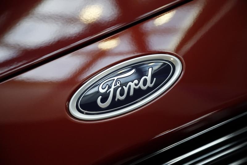 © Reuters. A Ford logo is seen during preparations for the 2014 LA Auto Show in Los Angeles