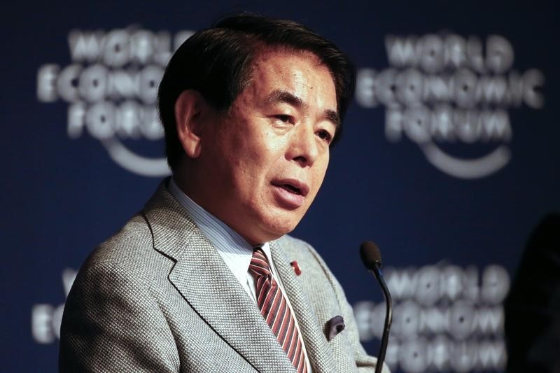 © Reuters. وزير التعليم الياباني ينفي حصوله على اموال سياسية