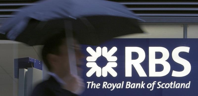 © Reuters. A pedestrian walks past a Royal Bank of Scotland branch, in central London