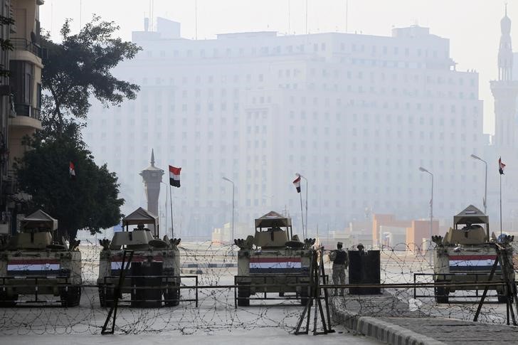 © Reuters. Armoured vehicles and barbed wire block an entrance to Tahrir Square during the 4th anniversary of the January 2011 uprising, in Cairo