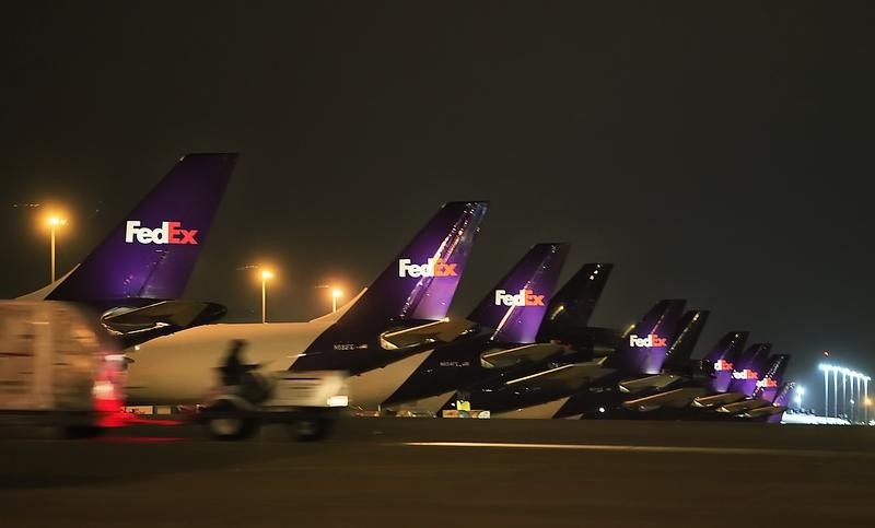 © Reuters. FedEx planes are parked during a nightly "sort" at the company's Memphis hub