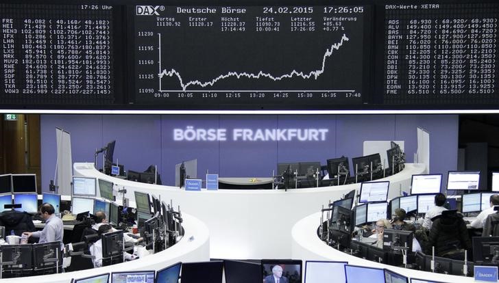 © Reuters. Trader alla Borsa di Francoforte