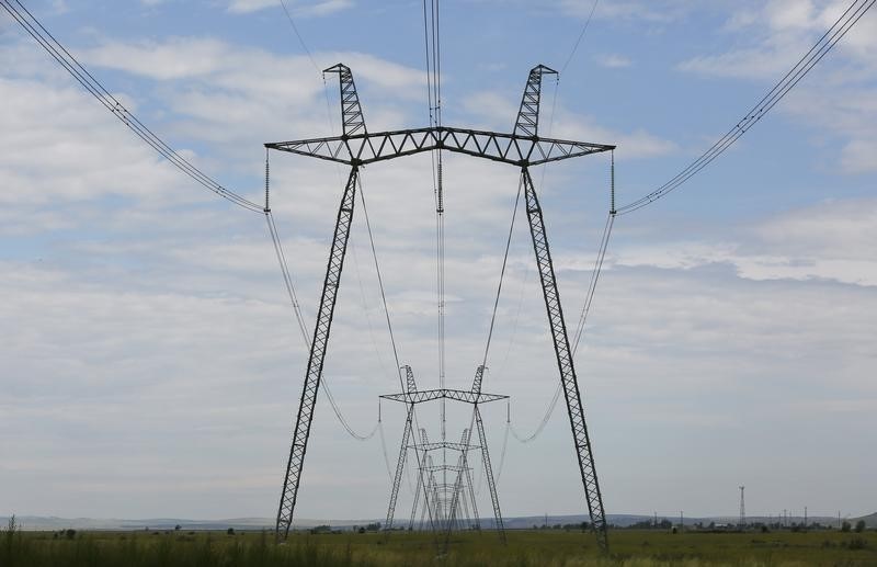 © Reuters. Линия электропередачи у Саяно-Шушенской ГЭС