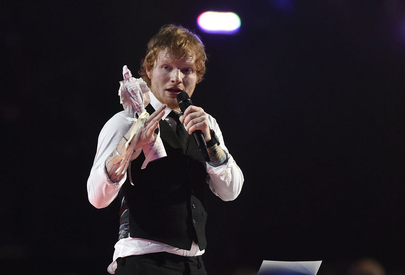 © Reuters. إد شيران يفوز بجائزة (بريت اووردز) لأفضل ألبوم غنائي في بريطانيا