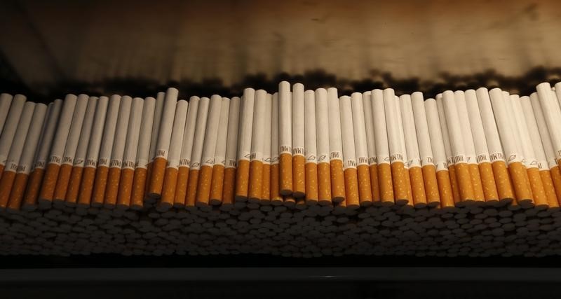 © Reuters. Cigarettes are piled during the manufacturing process in the British American Tobacco Cigarette Factory (BAT) in Bayreuth