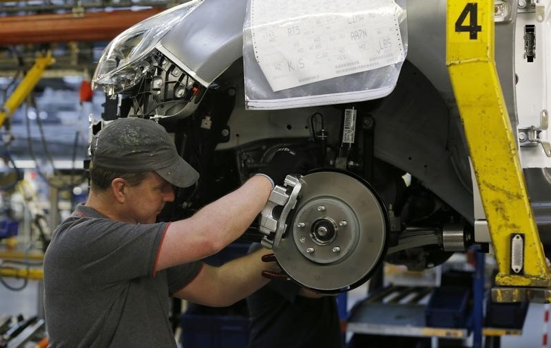 © Reuters. An employee works on the Astra production line at the Vauxhall Motors plant, in Ellesmere Port