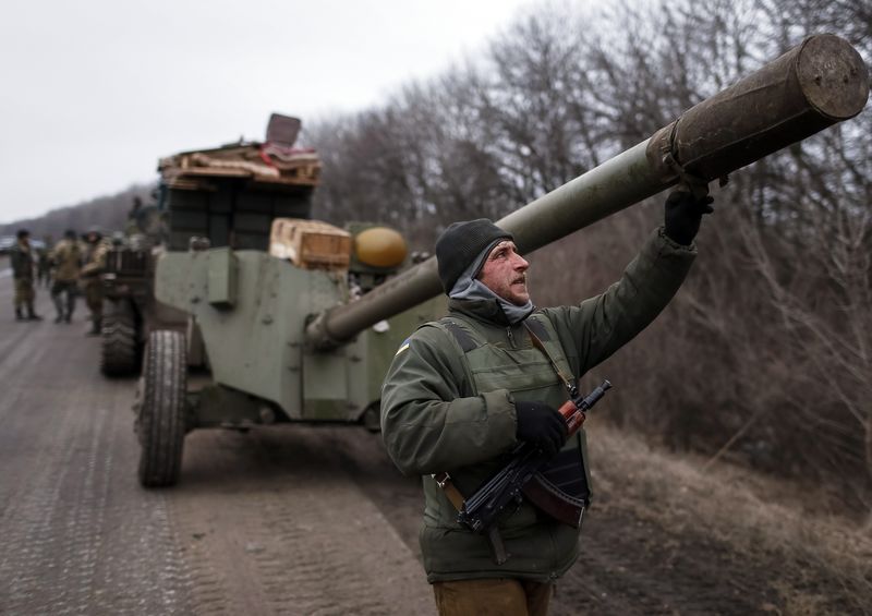 © Reuters. Members of the Ukrainian armed forces and armoured personnel carriers are seen preparing to move as they pull back from Debaltseve region, near Artemivsk