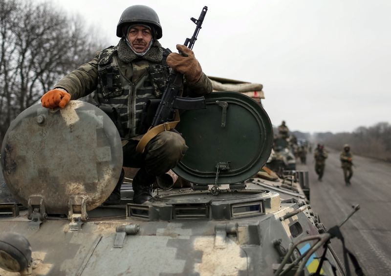 © Reuters. الجيش يبدأ سحب الأسلحة الثقيلة في شرق أوكرانيا