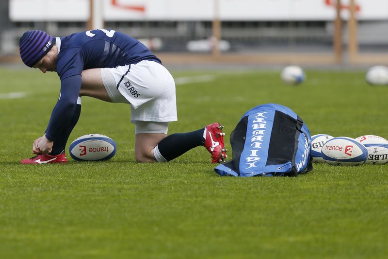 © Reuters. Scotland's Peter Horne trains during the Captain's run at the Stade de France in Saint-Denis near Paris