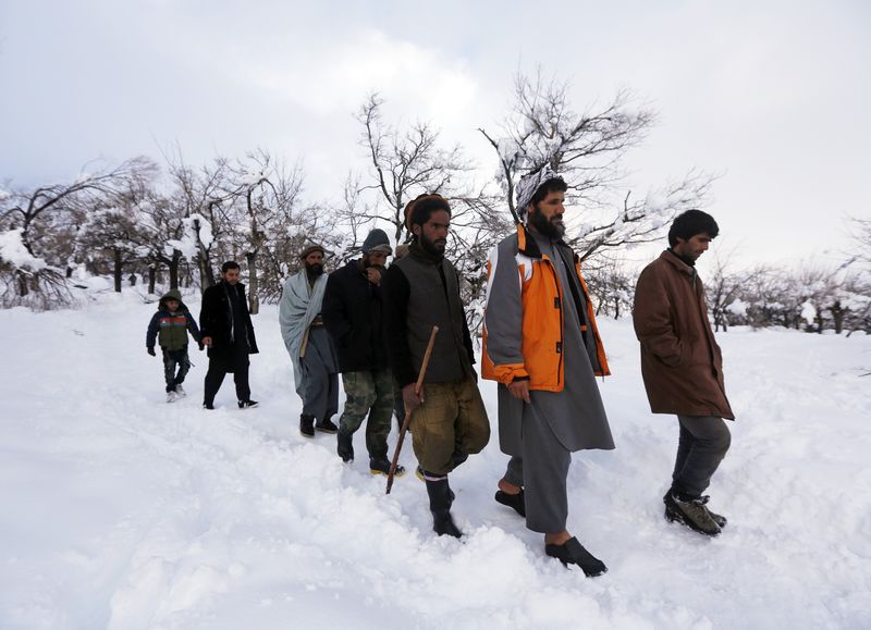 © Reuters. Familiares de atingidos por avalanche voltam após procurarem vítimas na província de Panjshir