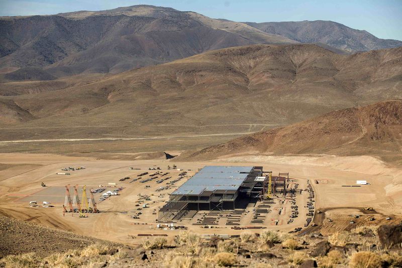 © Reuters. The Tesla Gigafactory is shown under construction outside Reno, Nevada