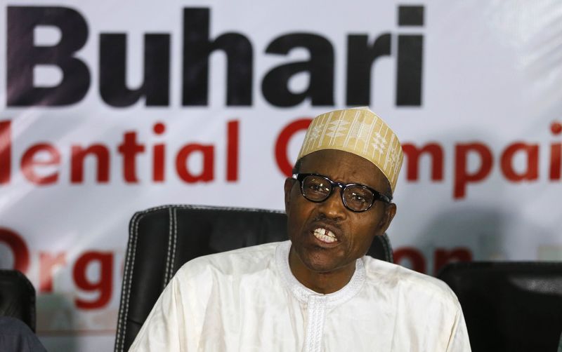 © Reuters. Opposition presidential candidate Muhammadu Buhari speaks during an interview in Abuja