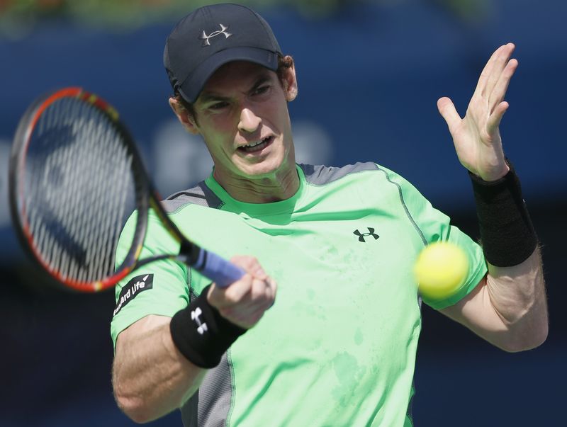 © Reuters. Murray of Britain returns the ball to  Sousa of Portugal during their match at the ATP Championships tennis tournament in Dubai