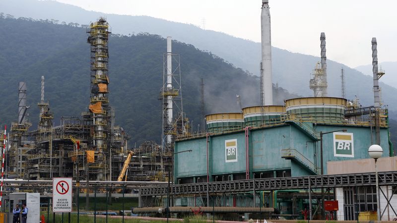 © Reuters. Vista geral de refinaria da Petrobras em Cubatão