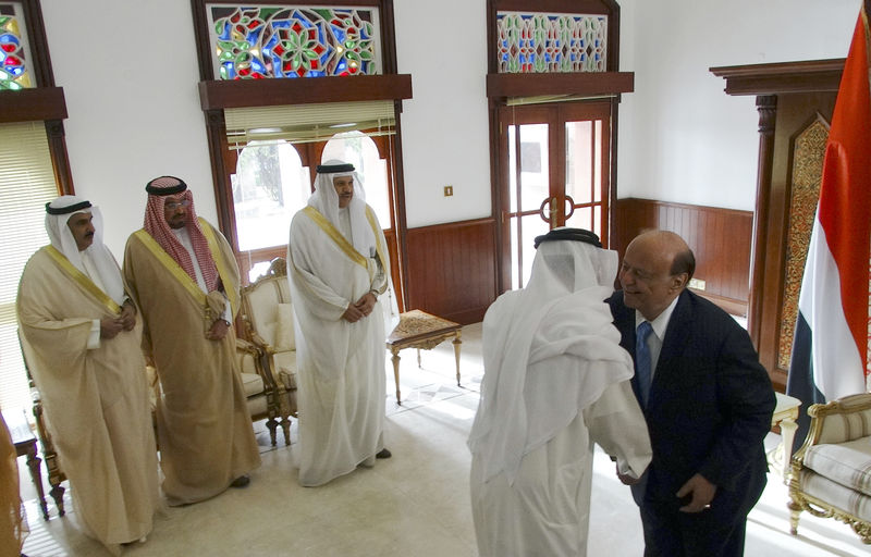 © Reuters. Yemen's President Abd-Rabbu Mansour Hadi shakes hands with a Gulf Cooperation Council delegate ahead of talks at the Republian Palace in the southern Yemeni port city of Aden